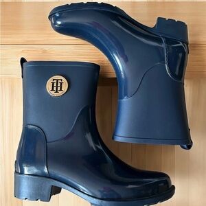 TOMMY HILFIGER Classic TWKippa Navy Blue Red Interior Gold Accents Rain Boots